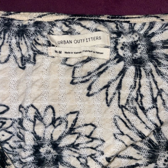 Long urban outfitters crop top.black sunflower line art pattern - Picture 2 of 5